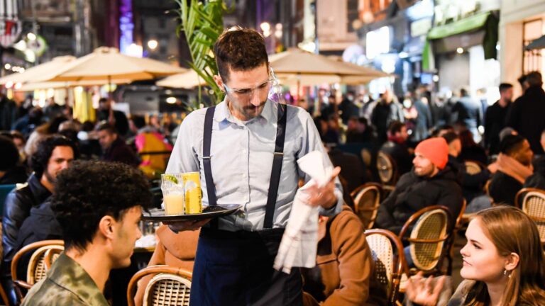 Cuánto cobra un camarero en Suiza Descubre los salarios atractivos y